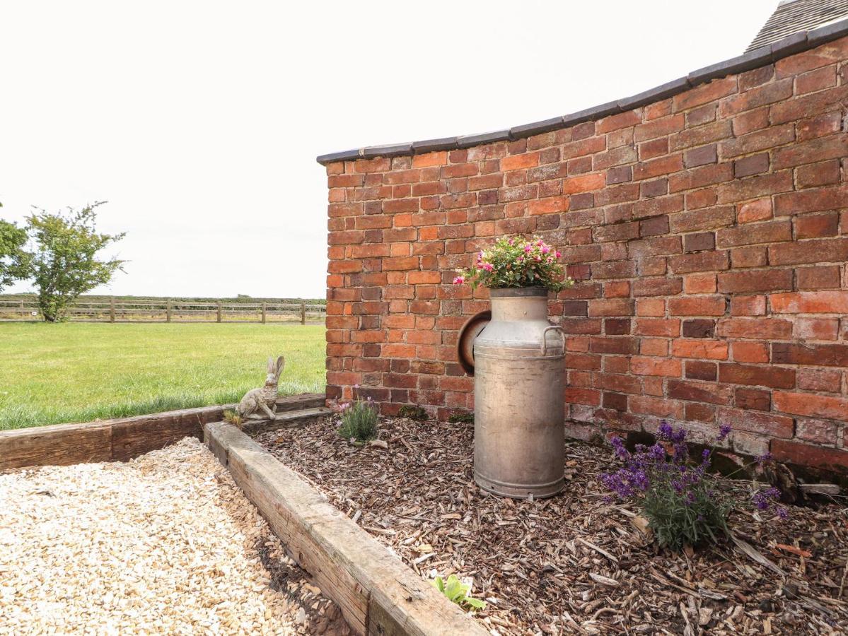 Hill Farm Villa Nantwich Exterior photo
